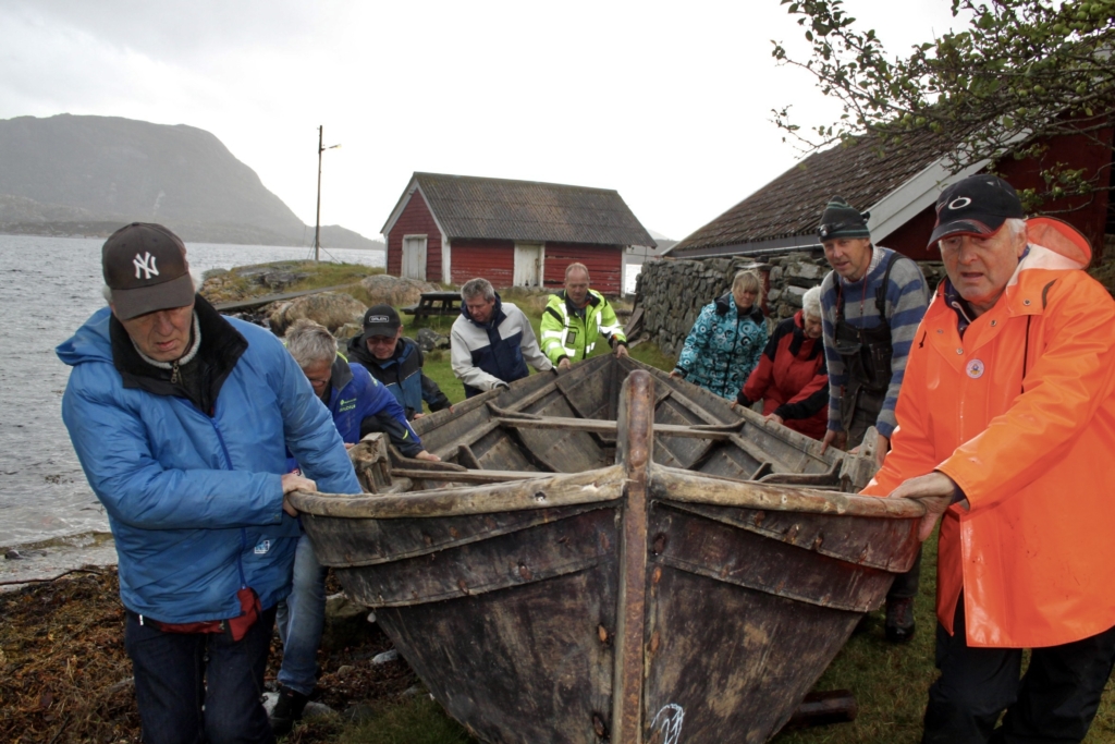 Færingen på vei mot Hardanger Fartøyvernsenter for restaurering.