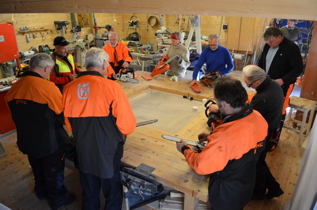 Første kurs i det modulbaserte trebåtbyggerkurset foregår både på verkstedet og i skogen rundt Museet Kystens Arv i Statsbygd. Foto: Tore Friis-Olsen