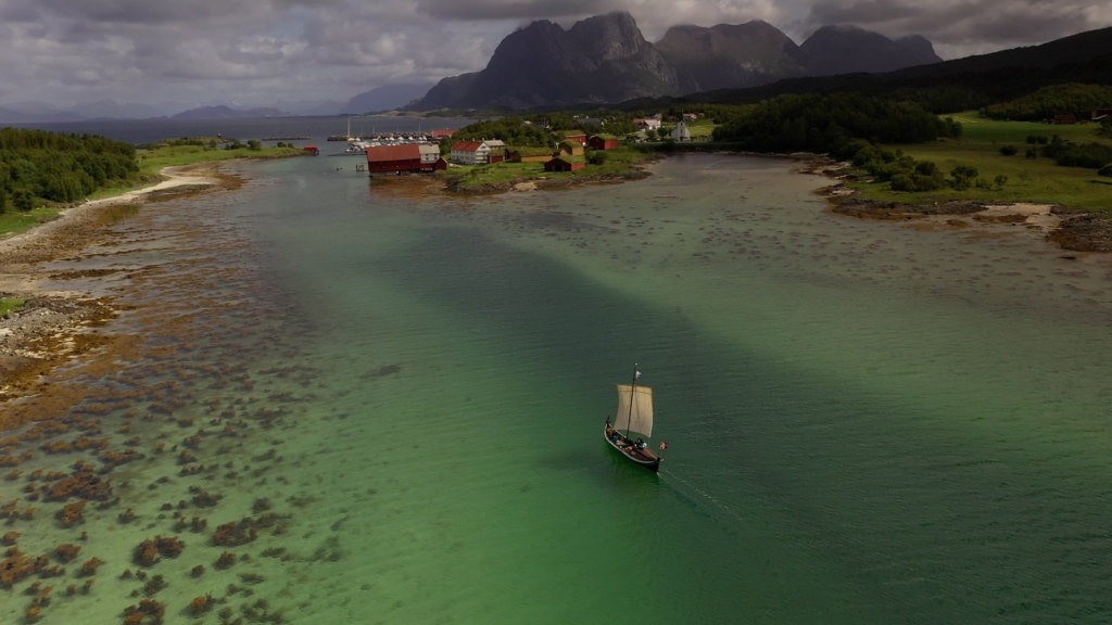Båtbygger Ulf Mikalsen medvirker i filmen. Her seiler han i hjemlige favann rundt Kjerringøy. Foto: Jon Terje Hellgren Hansen
