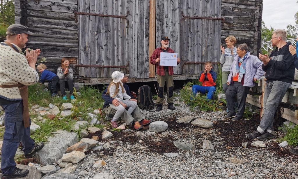 Vår utsendte Per-Einar Eilertsen overrasket Arctandria Tromsø kystlag med god nyhet under årets Sankthansfeiring. Foto: Bente Nordahl