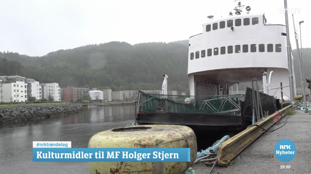 Jubelen har vært stor etter at M/F Holger Stjern endelig kom hjem. Bildet er hentet fra NRK Distriktsnyheter Midtnytt 31. august 2021.
