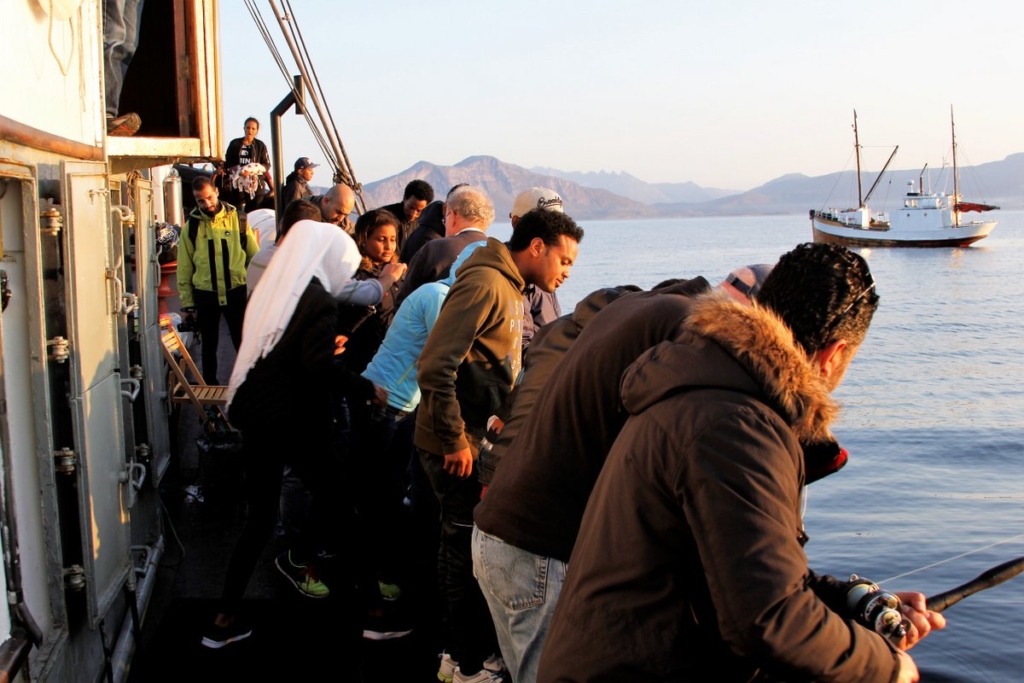Kystlaget Salta har i flere omganger invitert flyktninger og innvandrere med på sosiale fisketurer. Her fra tur med Faxsen i fjor. Foto: Kystlaget Salta