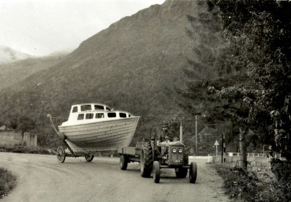 Båtdraging med traktor i Bjørkedal på tidlig 70-tall. Foto: Bjørkedal kystlag/Hans Petter Eidseflot
