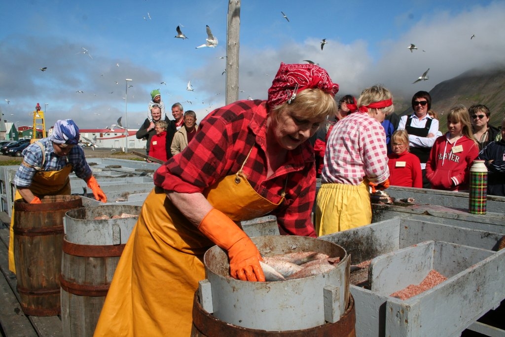 "Sildeteateret" i aksjon. I sommer kan vi se dem under Nordisk kystkulturfestival på Island. Foto: Sigurdbjørg Arnadottir