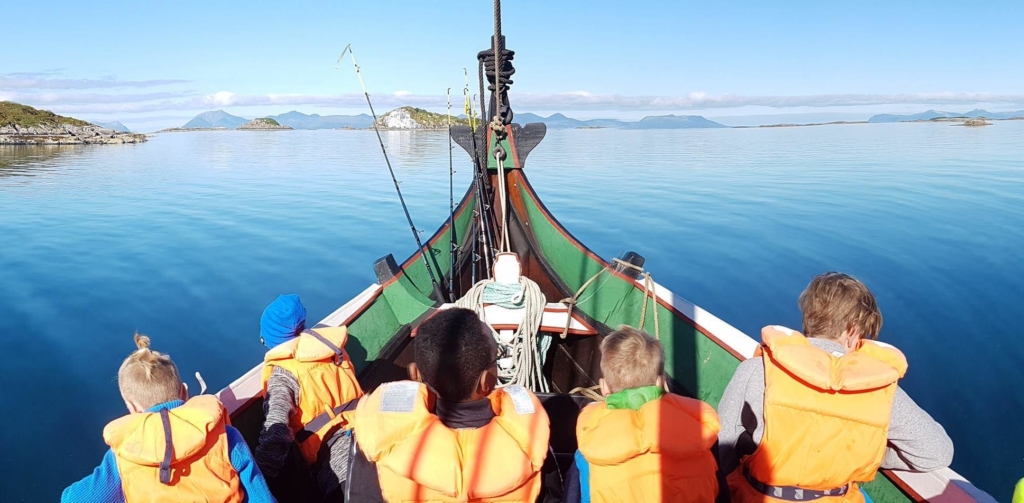 Sikkerhet til sjøs er viktig. Derfor trenger vi et regelverk som både ivaretar sikkerheten og muliggjør at barn får komme ut på sjøen og lære hvordan man ter seg i båt. Her fra leirskolebarn på tur i Troms. Foto: Vågsfjord kystlag