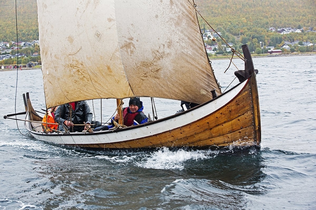 Firroringen "Beivalgo" er ble bygget av Gunnar Eldjard etter oppmåling av en samisk båt fra Kvenangen. Foto: KASAVI/Arne-Terje Sæter
