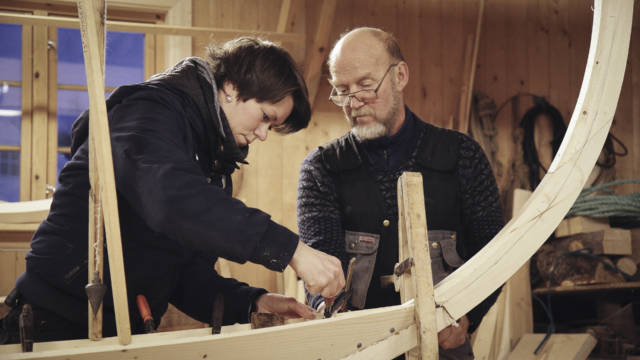 Lærling Stephanie Hein og båtbygger Ulf Mikalsen. Foto: Sveinung Ystad